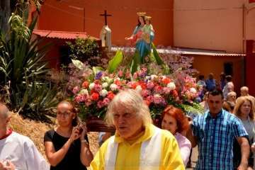 Un vecino echa un cable para la misa en Tecén (Foto Francisco J. Santana)